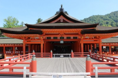 Mitsuwaya Staff Mako's Recommendation "Itsukushima Shrine"